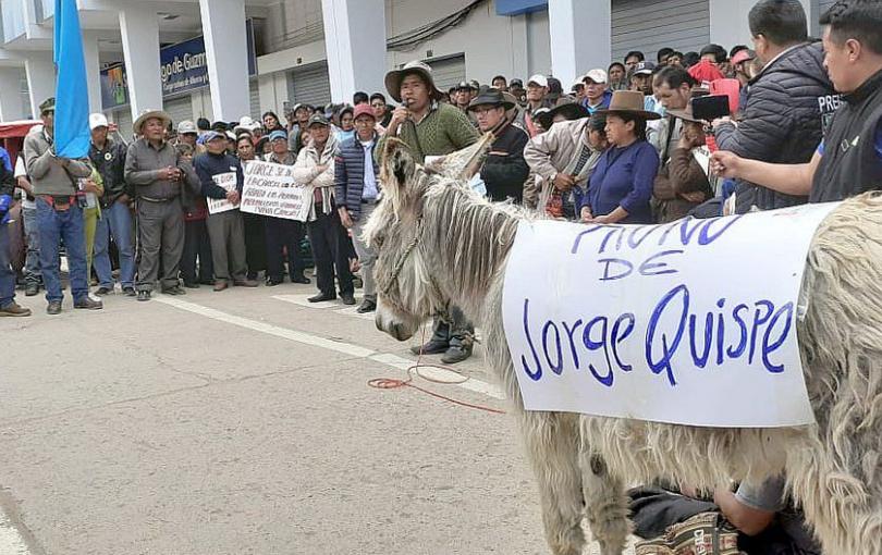 Pasean burro con el nombre de alcalde a fin de pedir su destitución