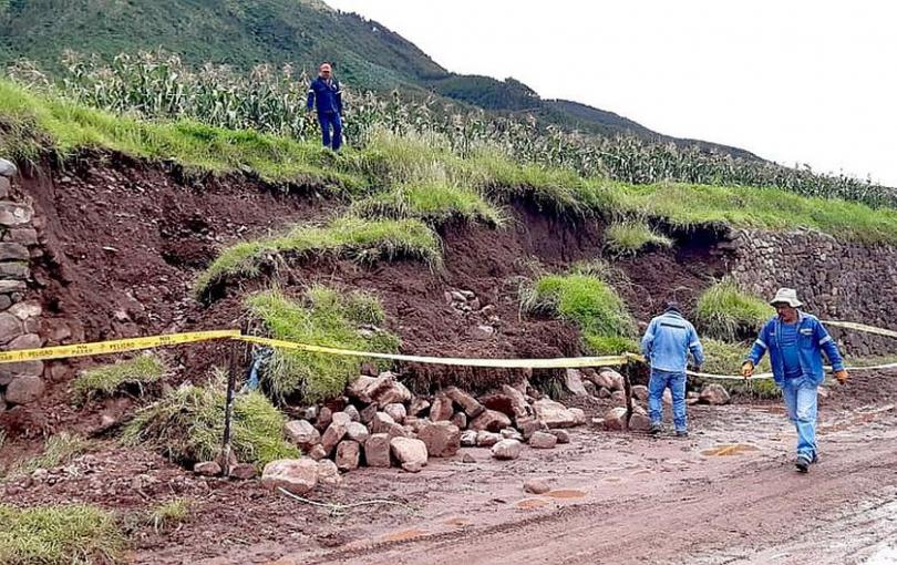 Las lluvias golpean, el muro tiene cuatro metros de alto.