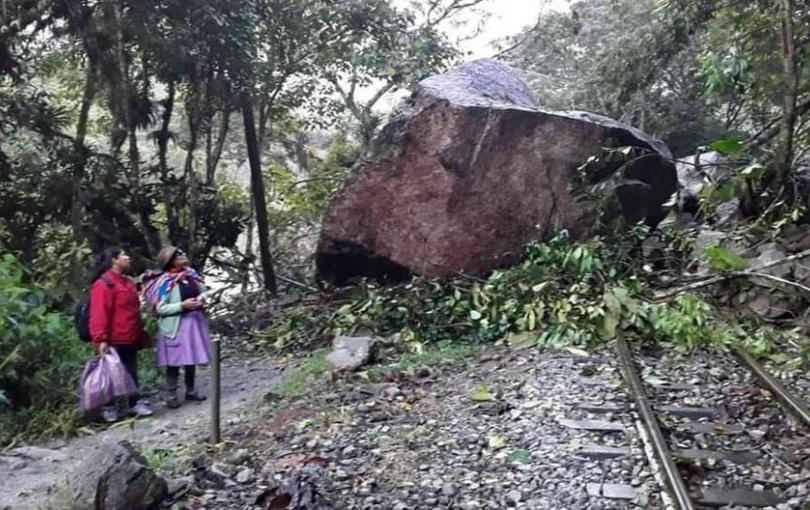 Roca se desprende y cayó sobre la vía férrea Machu Picchu