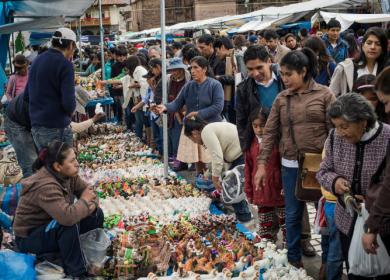 Feria tradicional se realiza cada 24 de diciembre en la Plaza de Armas de Cusco.